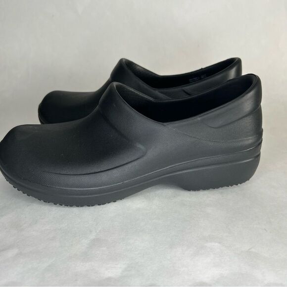 Crocs Women's Size 9 US Clogs Black Slip Resistant Work Shoes - Picture 2 of 9